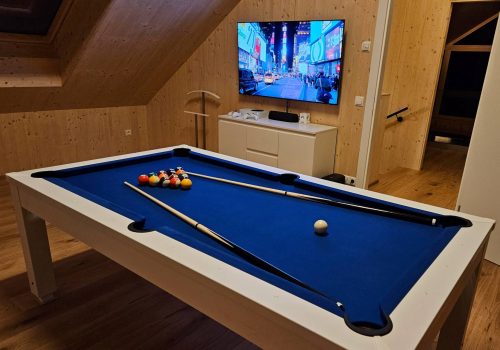 Spielzimmer mit Billard und Xbox